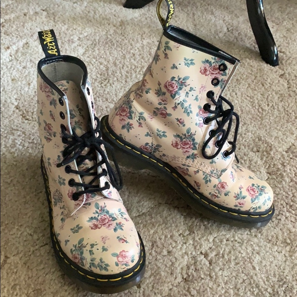 🖤SOLD🖤 Doc Martins floral boot